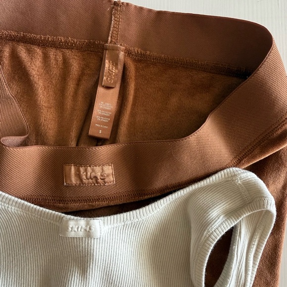 SKIMS Outfit Cream Tank Top and brown Ame Velour Leggings Set Small - Picture 4 of 9